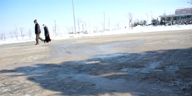 Konya'da yoldaki buzlanmaya uzaktan kumandalı çözüm
