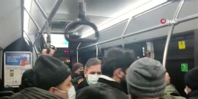 İstanbul'da otoyolda İETT otobüsünden indirilen yolculardan tepki
