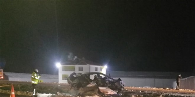 Yozgat'ta otomobil tıra çarptı, 3 kişi öldü, 2 kişi yaralandı