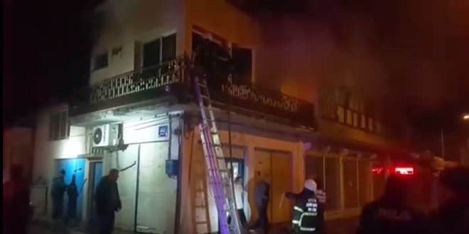 Evde çıkan yangında mahsur kalan kişiyi karton toplayıcı kurtardı