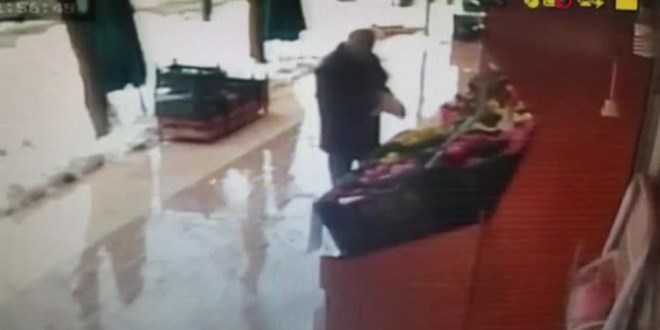 Bir kişinin ölümüne neden olan tentenin çökme anı güvenlik kamerasında