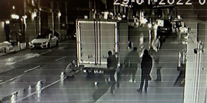 Kamyonun altına giren alkollü kişi, üzerine su atılarak çıkarıldı