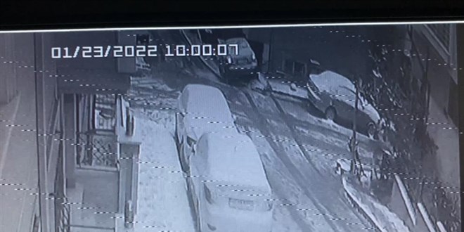 Otomobil duvarı yıkıp binaya çarptı