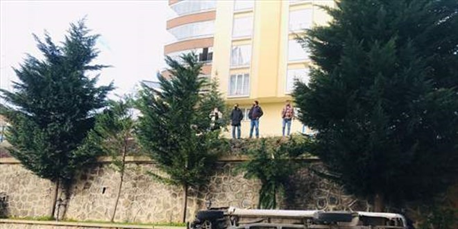 Trabzon'da yoldan site bahçesine düşen kamyonetteki 3 kişi yaralandı