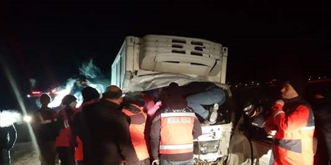 Kars'ta otomobille kamyonetin çarpıştığı kazada 5 kişi yaralandı