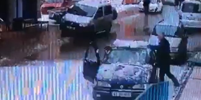 Çatıdan düşen kar kütlesi ile dehşeti yaşadılar