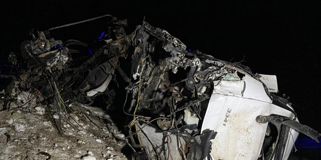 Freni patlayan vin� y�kl� t�r devrildi: 1 �l�