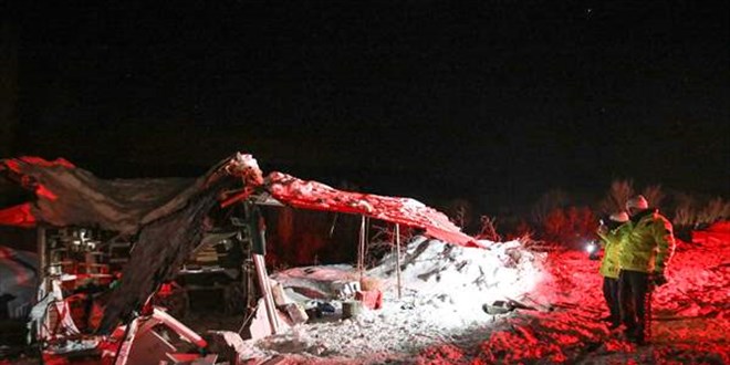 Malatya'da çarptığı kayaların altında kalan tır sürücüsü öldü