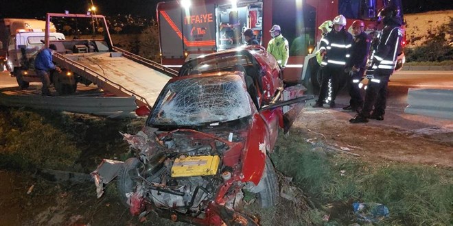 Otomobiliyle bariyere çarpan sağlık memuru ölümden döndü
