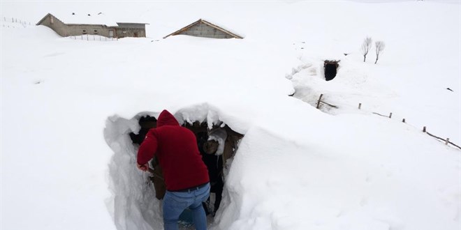 Köy kara gömüldü, açtıkları tünellerle ulaşımı sağlıyorlar
