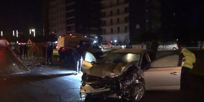 Silivri'de iki otomobil kafa kafaya çarpıştı: 1 ölü