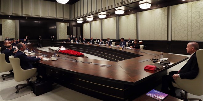 Bakanlar kurulunda istifalarla değişim