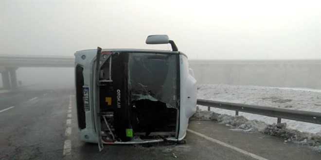 Buzlanma nedeniyle minibüs yan yattı, 13 polis yaralandı
