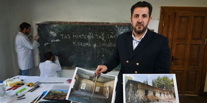 90 yıllık taş mektebin taş tahtası, sıva altından çıktı