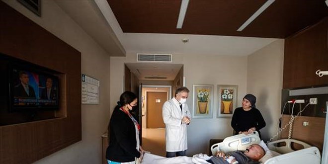 Hastanede cerrah olarak şifa, tiyatro sahnesinde ise mutluluk dağıtıyor