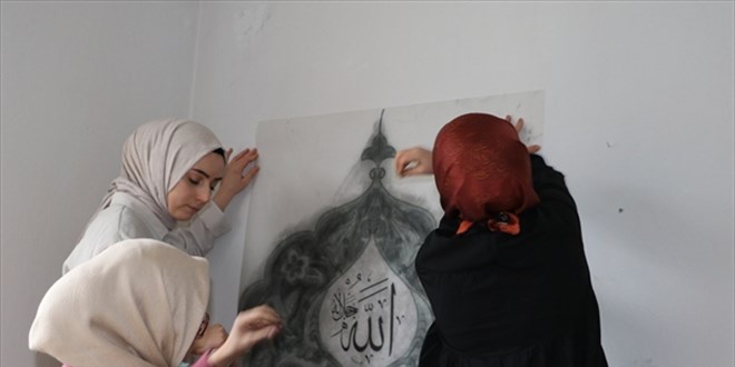 Gönüllü akademisyen cami ve Kur'an kursu duvarlarını işlemelerle süslüyor