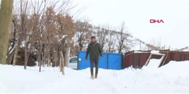 Topladığı ağaç dallarıyla hem okuyor hem ailesini geçindiriyor