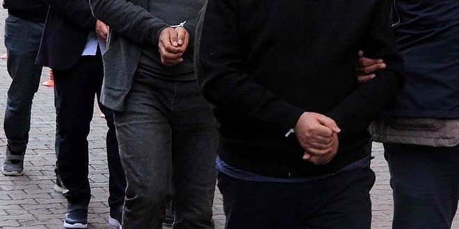 �mraniye'de ehliyet s�nav�na 'kopya d�zene�i' ile giren ��pheliler g�zalt�na al�nd�