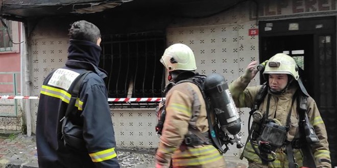 Ba�c�lar'da yang�n ��kan apartmanda mahsur kalan 8 ki�i kurtar�ld�