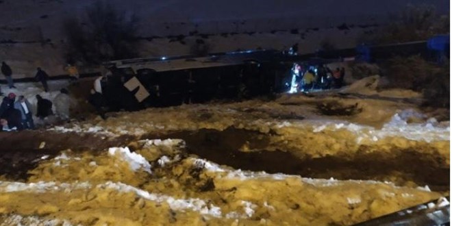 Yolcu otobüsü şarampole uçtu: 3'ü ağır 25 yaralı