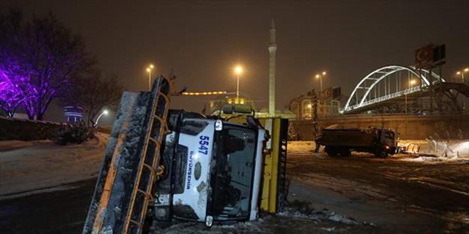 Ankara'da etkili olan kar zor anlar yaşattı, kar küreme aracı devrildi