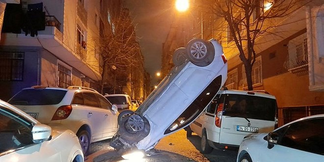 Araçlara çarpan otomobil dik şekilde asılı kaldı