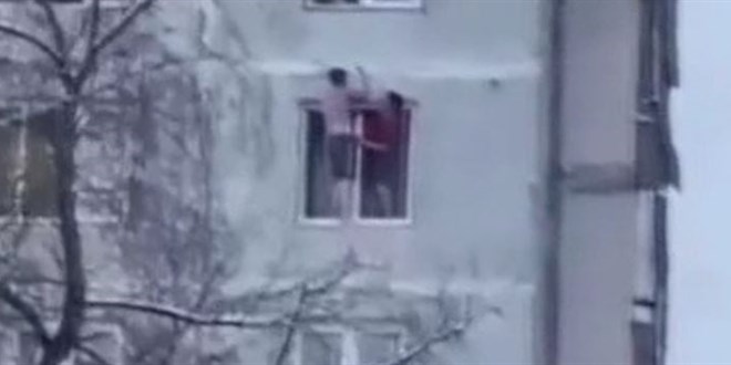 Daire alevler arasında kaldı! Mahsur kalan kadın 9. kattan kurtarıldı