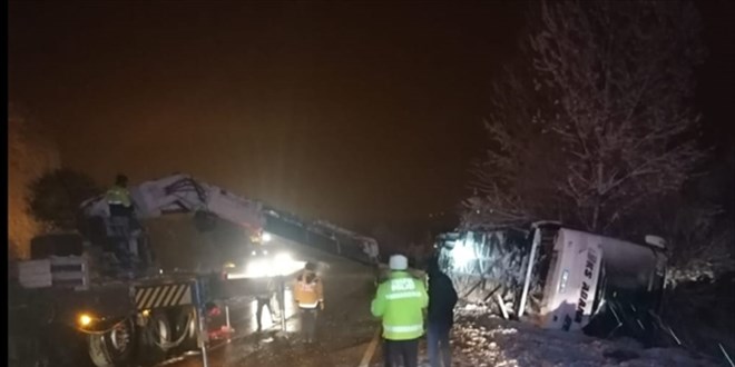Afyonkarahisar'da devrilen yolcu otobüsündeki 6 kişi yaralandı