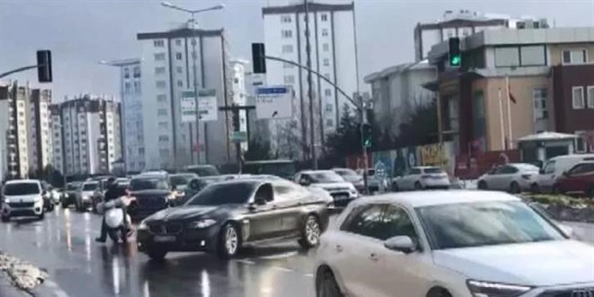 Emniyet Müdürlüğü'nün önünde yol kesip drift yaptılar