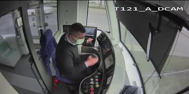 İzmir'de raylara giren martı tramvayı yavaşlattı