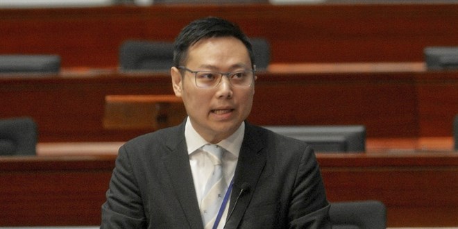 Kovid-19 salgnnda doum gn partisine katlan Hong Konglu Bakan istifa etti