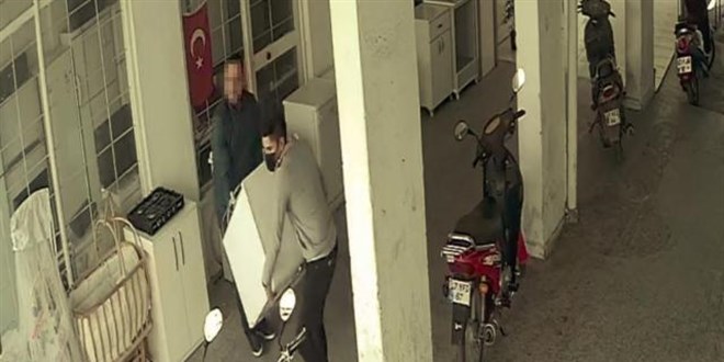 Çaldığı çamaşır makinelerini komşu esnafa taşıttı