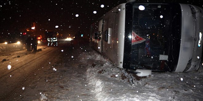 Tokat'ta yolcu otobüsü devrildi: 13 yaralı
