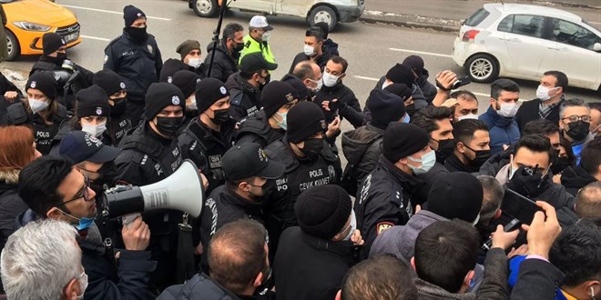 'Öğretmenlik Meslek Kanunu geri çekilsin' gösterisinde arbede