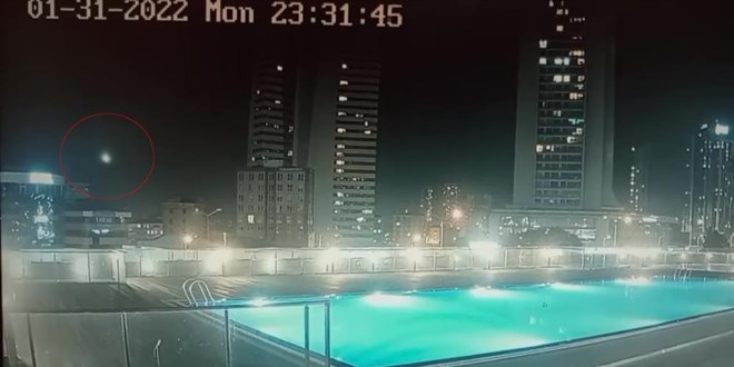 İstanbul semalarından süzülen göktaşı kameralara yansıdı