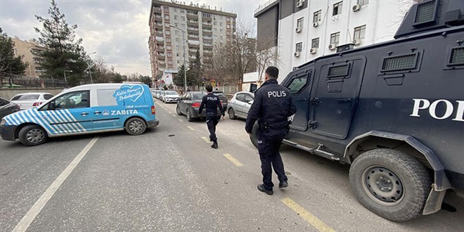 Diyarbakır'da işportacı dehşeti: 2 zabıta yaralı
