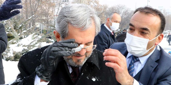 Üniversitelilerle kar topu savaşına giren rektör pes etti