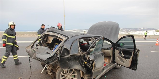 İki otomobil kazaya karıştı, otomobillerden eser kalmadı