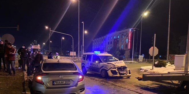 Kırmızı ışıkta geçen polis aracı kavşakta otomobille çarpıştı