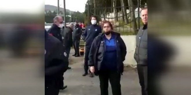 Kadın zabıtadan vatandaşa çirkin el hareketi