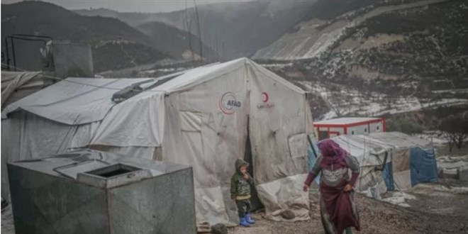Suriye'nin dlib blgesindeki kamplarda bebekler donarak ld