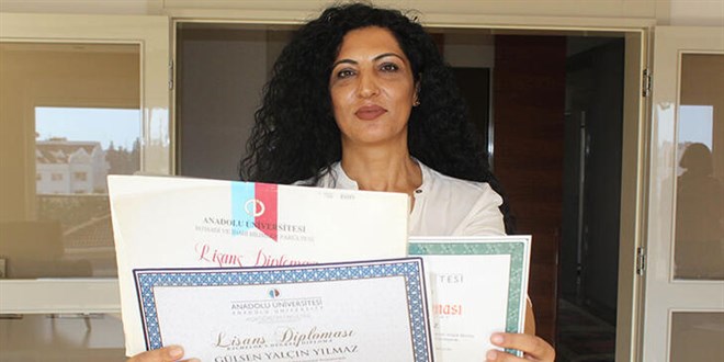 Lösemili anne, 4'üncü üniversiteyi bitiriyor