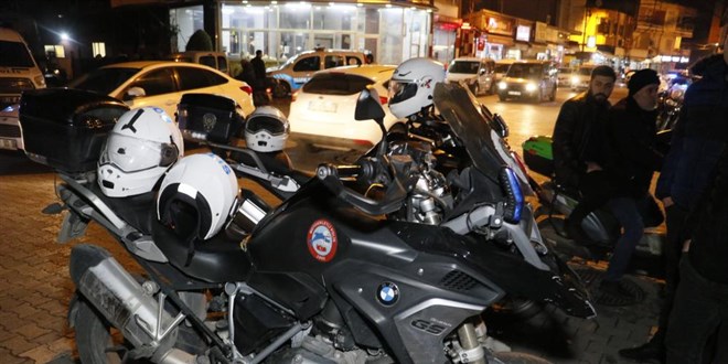 Dur ihtarına uymayan otomobil polis motosikletine çarptı: 2 polis yaralı