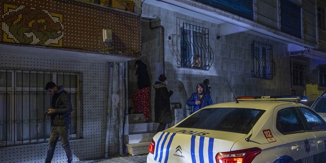 Bağcılar'da bir binanın bahçesinde göçük oluştu