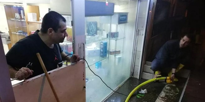 İzmir'i sağanak vurdu: Ev ve iş yerlerini su bastı, yol çöktü