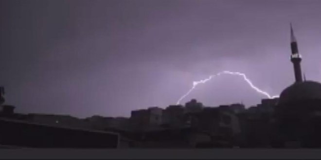 İzmir'de şimşekler görsel şölen oluşturdu