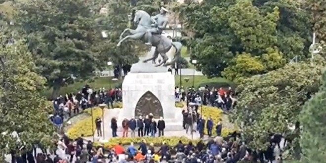 Samsun'da bir grup Atatürk heykelini 'tavaf' etti