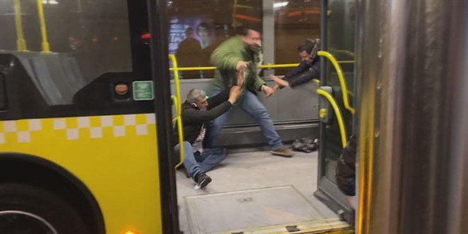 Metrobüste bıçaklı kavga: 2 yaralı