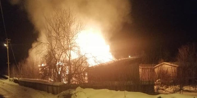 Kullanılmayan okul, çıkan yangında küle döndü