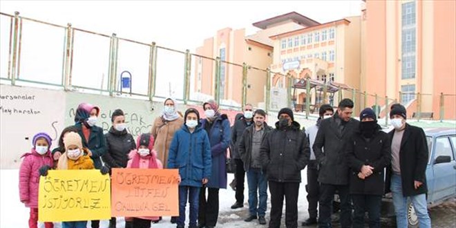 Öğretmen göreve başlamadı, öğrenci ve veliler protesto etti